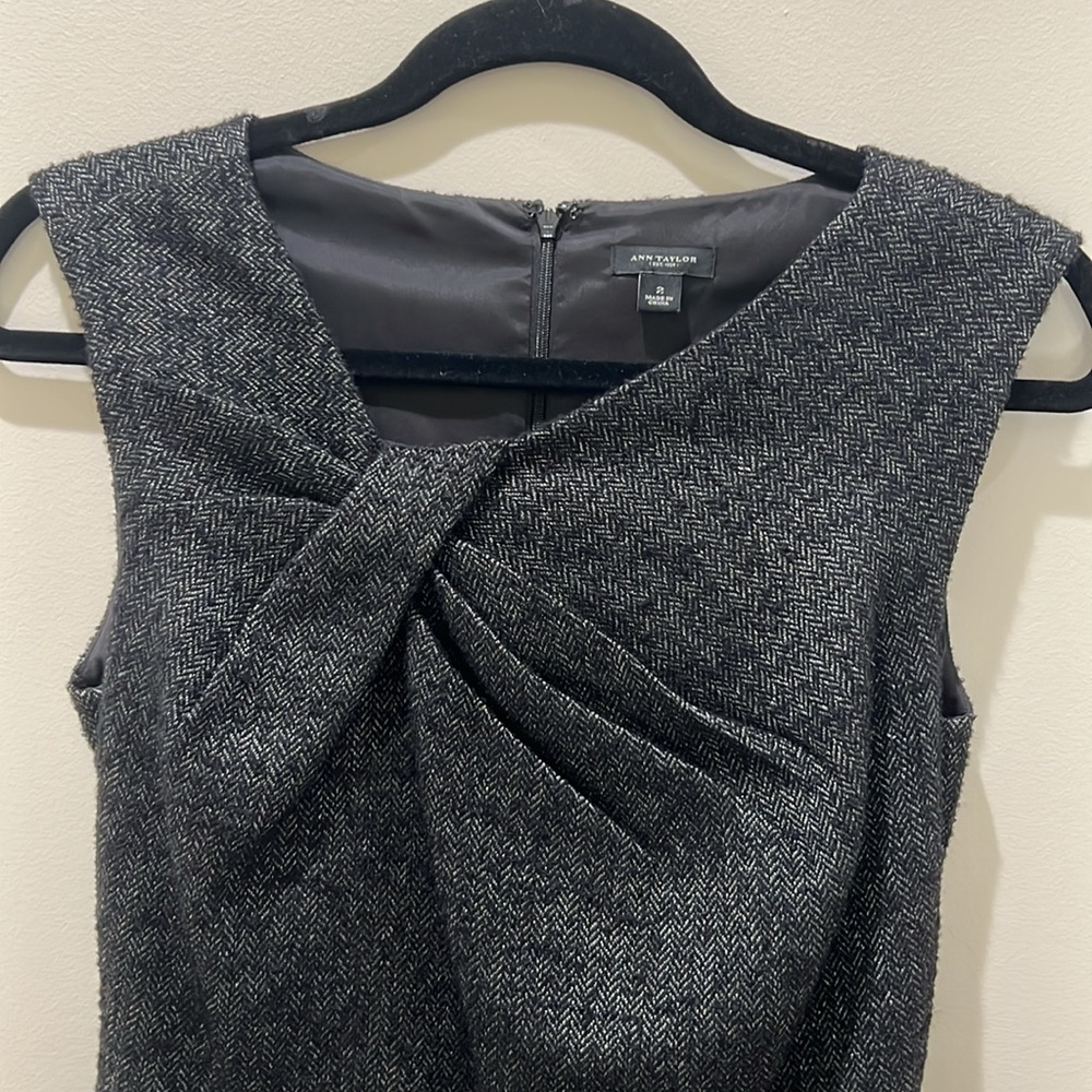 Ann Taylor size 2 sleeveless dress